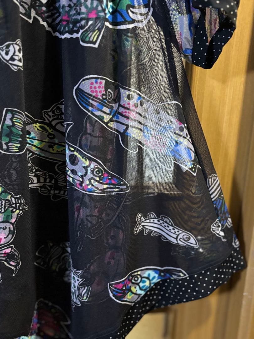 ☆美品トクコ　チュール素材チュニック　黒地に鮮やかお魚
