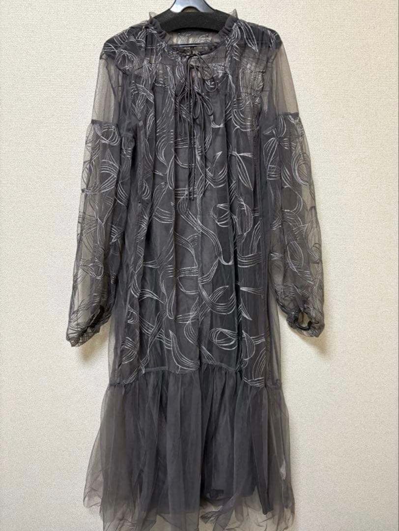 新品　Lサイズ　新作　ニアナ リボンエンブロイダリーレイヤードドレス　チャコール