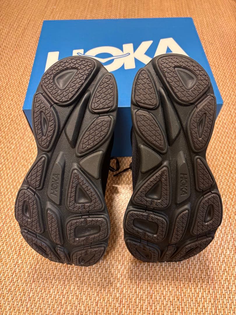 靴 HOKA BONDI8