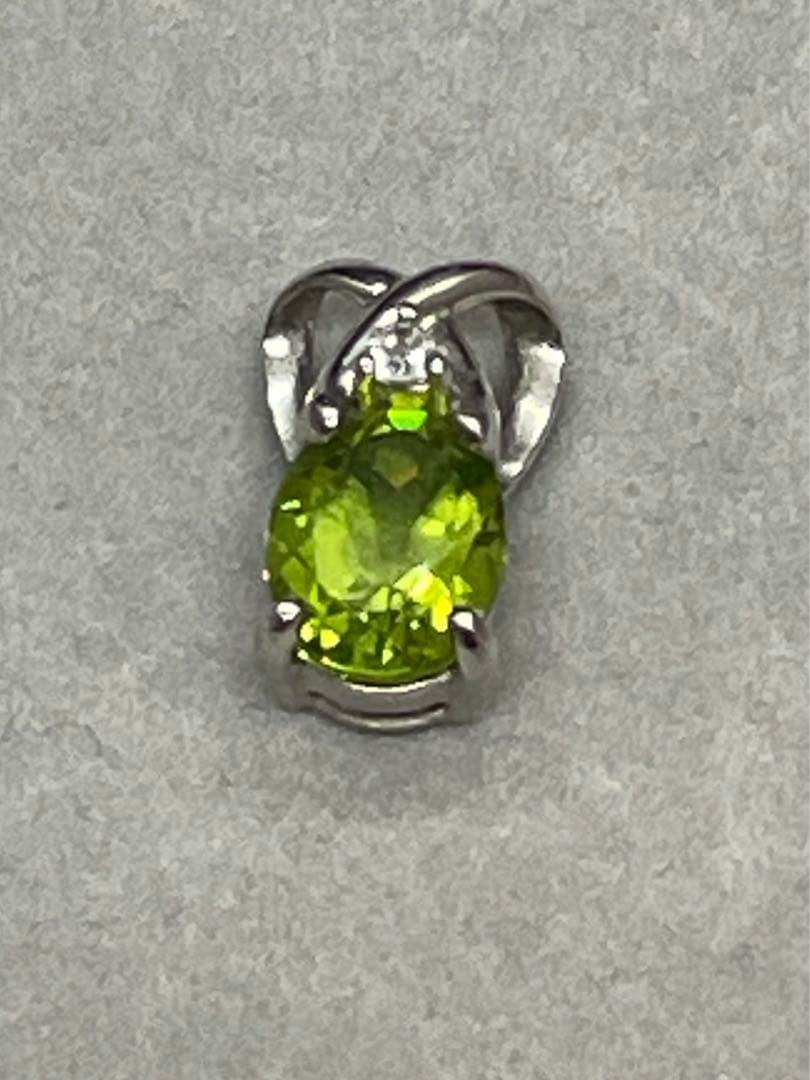 【8月誕生石】ペリドットオーバルカットペンダントトップ