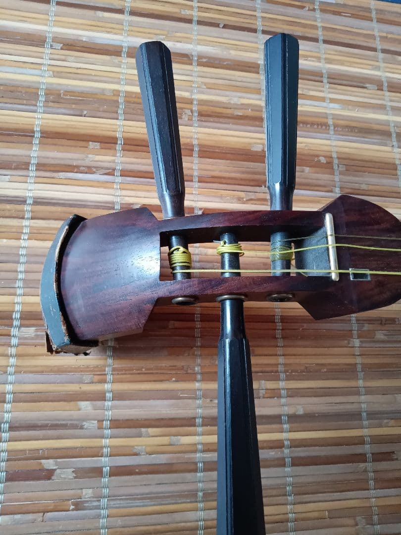 三味線本体 白色・紫色装飾