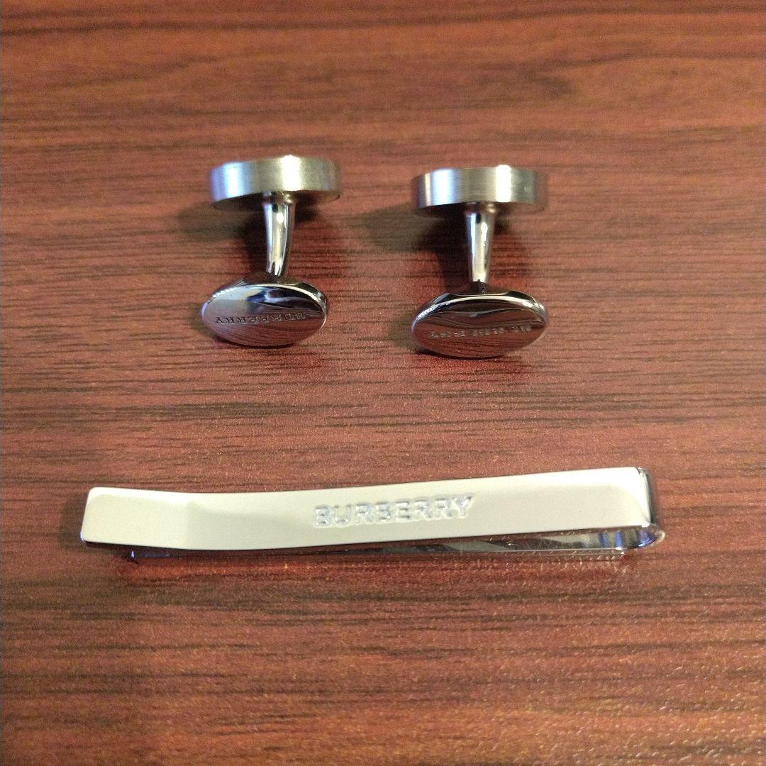 バーバリー ネクタイピンとカフスのセット