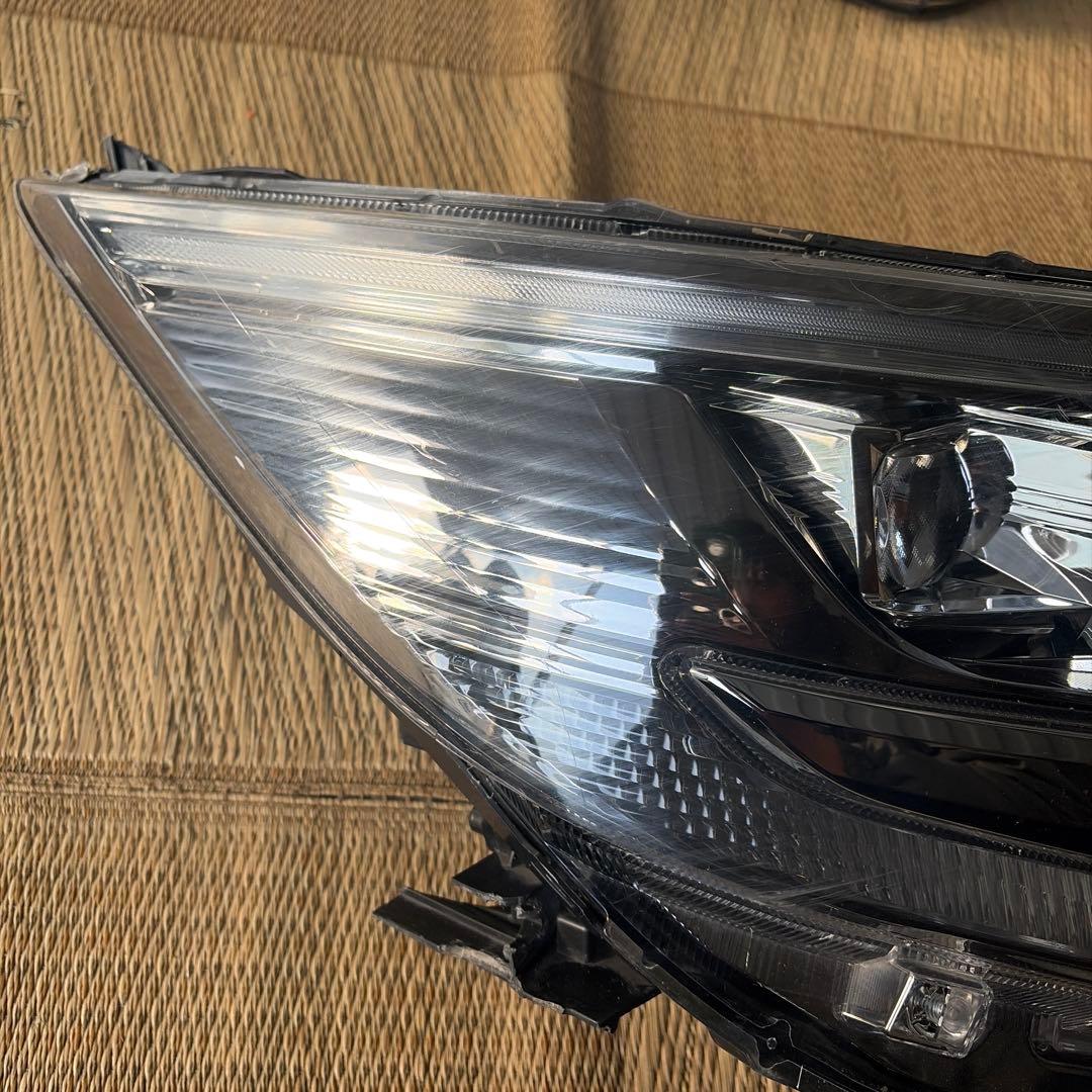 トヨタ エスクァイア ZWR80G 右ヘッドライト ジャンク品 28-241