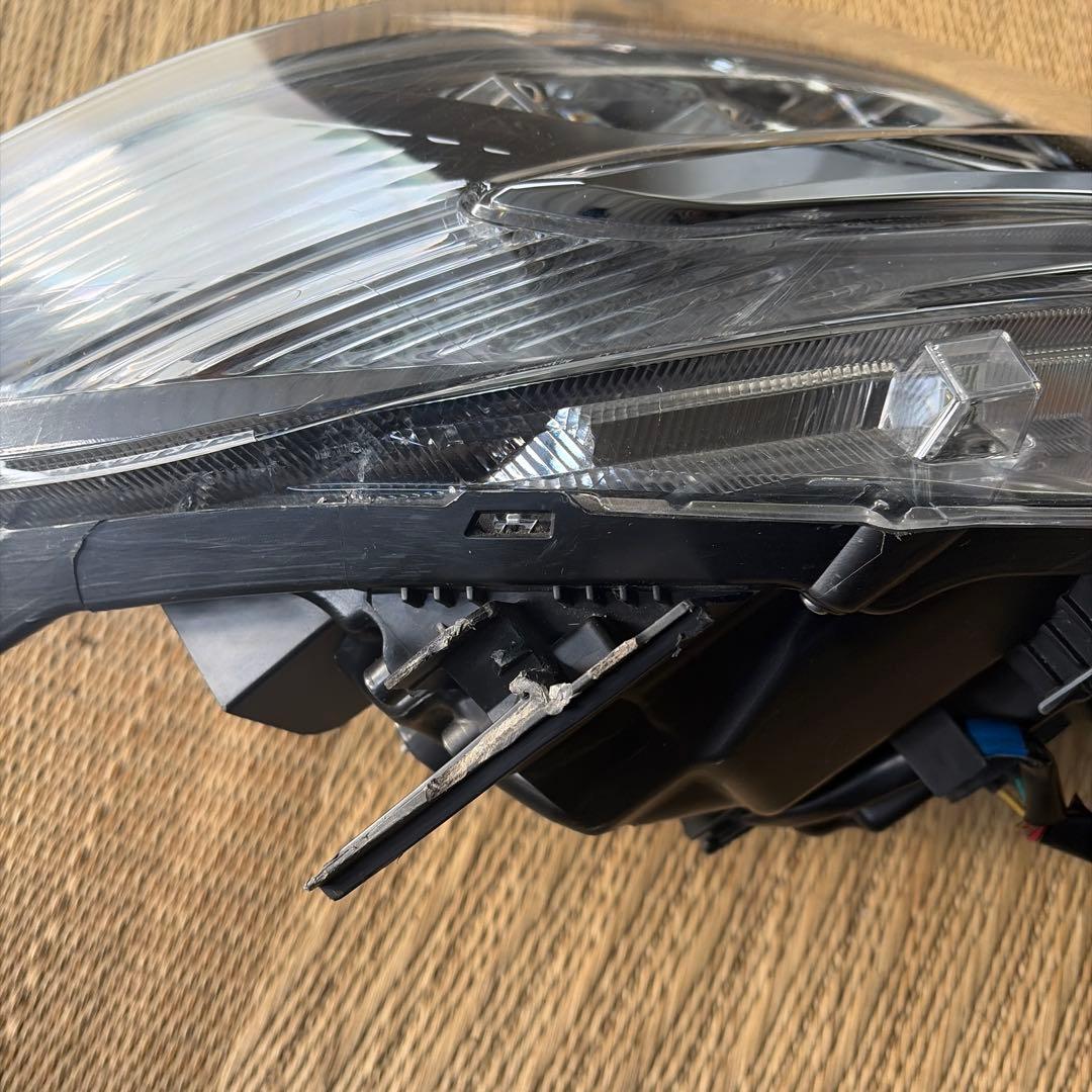 トヨタ エスクァイア ZWR80G 右ヘッドライト ジャンク品 28-241