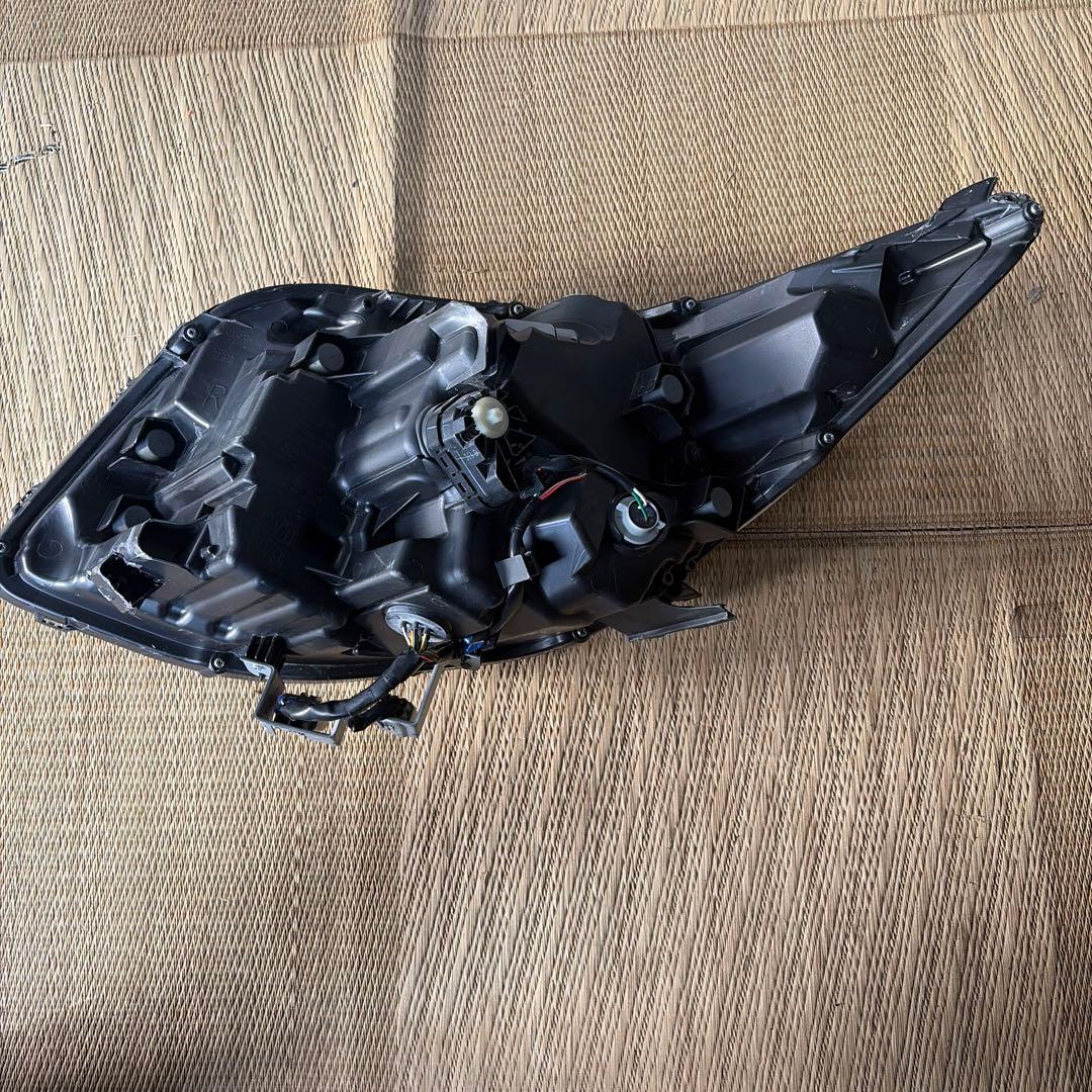 トヨタ エスクァイア ZWR80G 右ヘッドライト ジャンク品 28-241