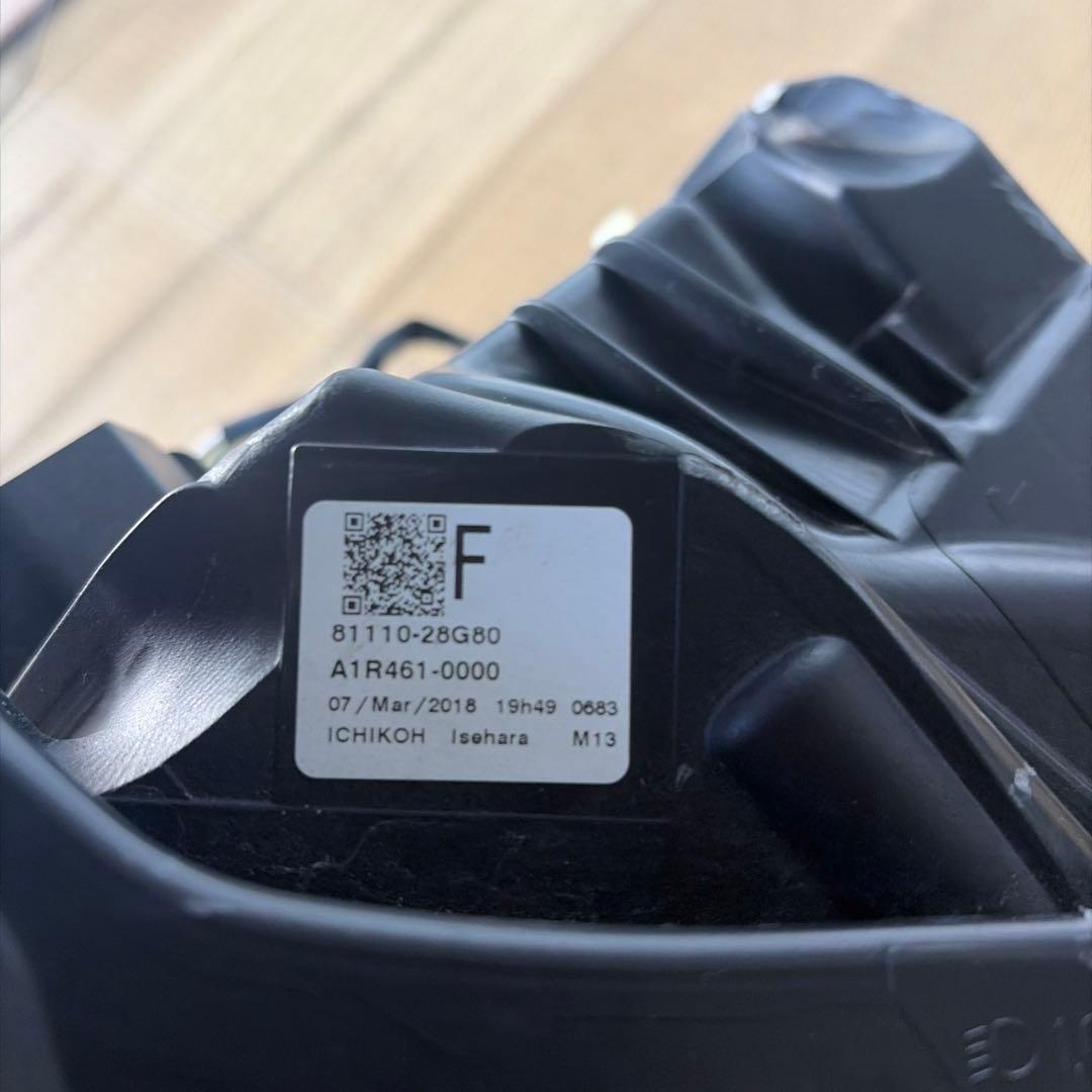 トヨタ エスクァイア ZWR80G 右ヘッドライト ジャンク品 28-241