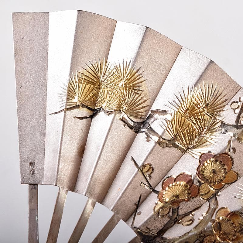 関武比古作　純銀製　松刻　扇子　置物　約28g　ガラスケース付　C　R8761B