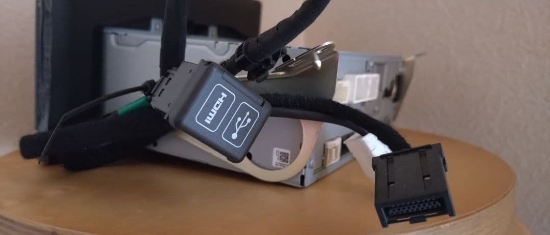 ジュンギュHDMIケーブル有りダイハツ純正　9インチスマホ連携ディスプレイ