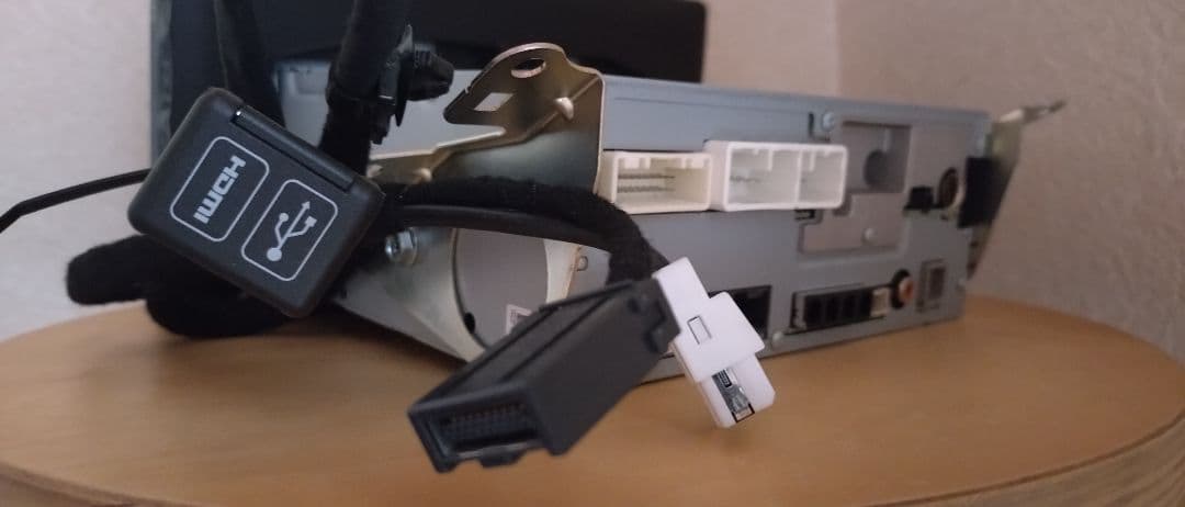 ジュンギュHDMIケーブル有りダイハツ純正　9インチスマホ連携ディスプレイ