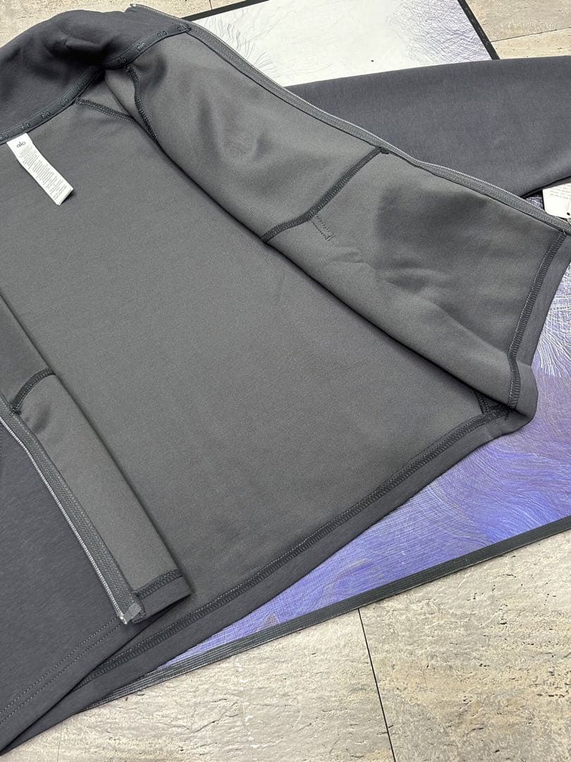 alo ダークグレー ジップアップ トレーナー