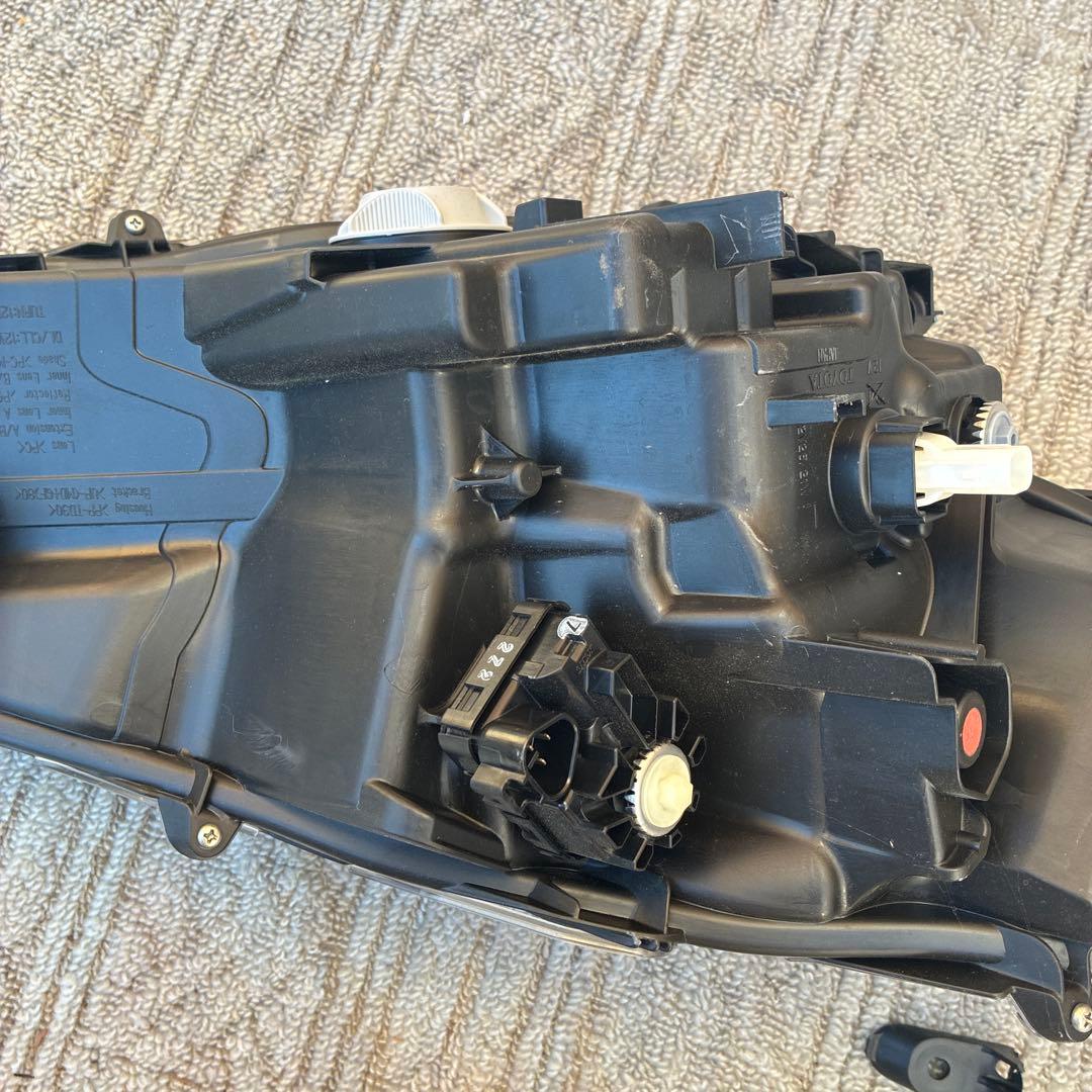 アクア　純正ヘッドライト　左側　MXPK10