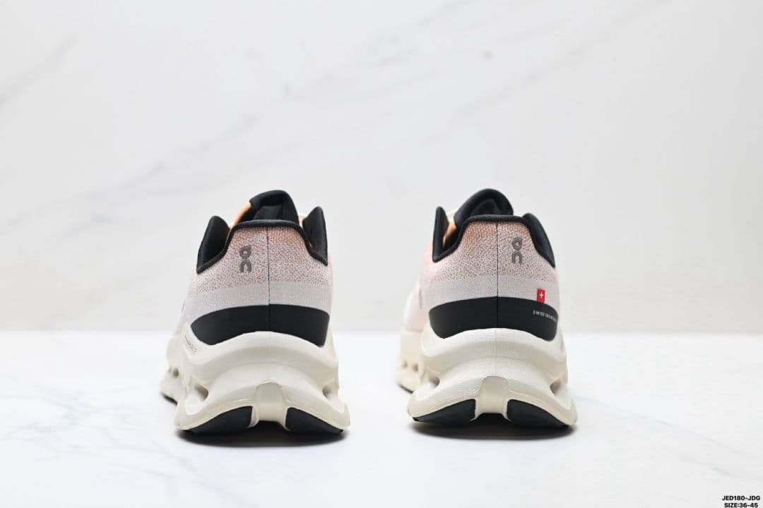 on ランニングシューズ ピンク/ベージュ/ブラック