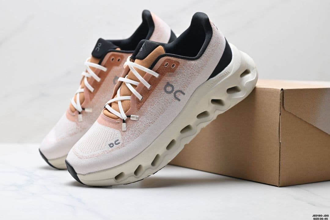 on ランニングシューズ ピンク/ベージュ/ブラック