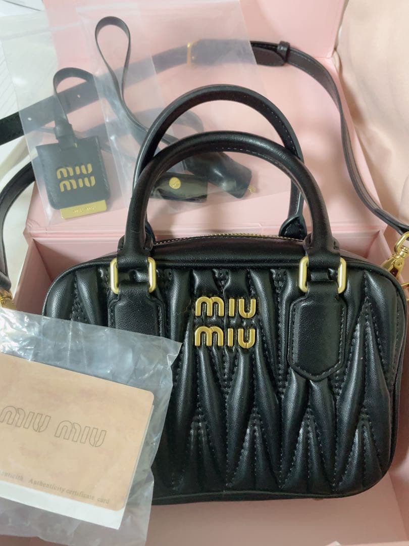 miumiu ブラック ショルダーバッグ