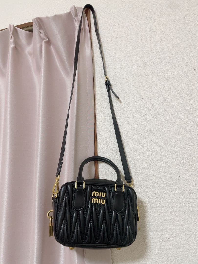 miumiu ブラック ショルダーバッグ