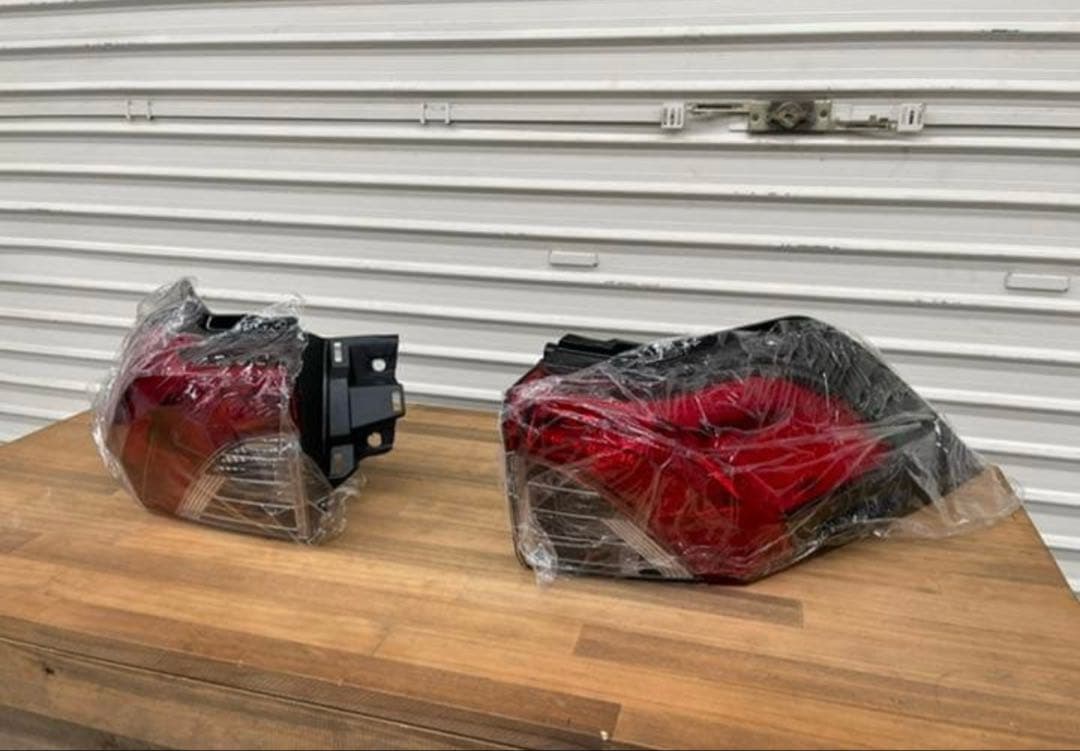 未使用　RAV4 50系USテールランプ左右