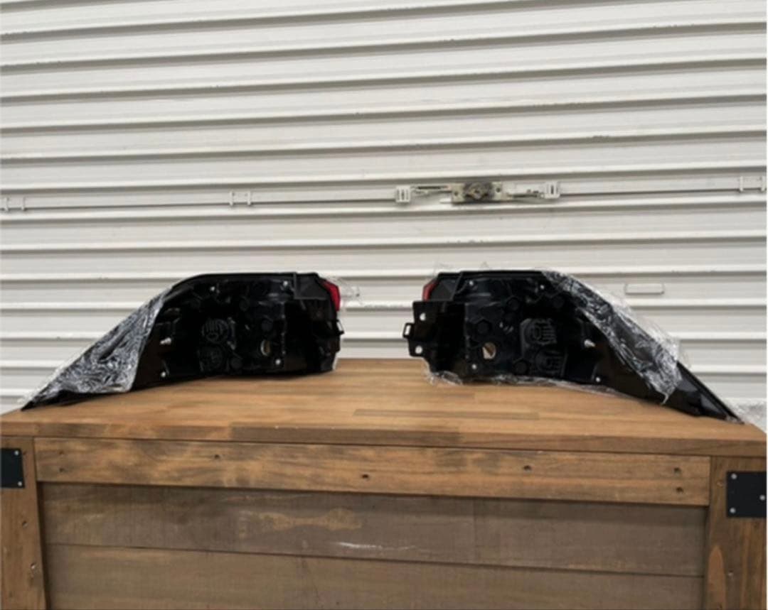 未使用　RAV4 50系USテールランプ左右