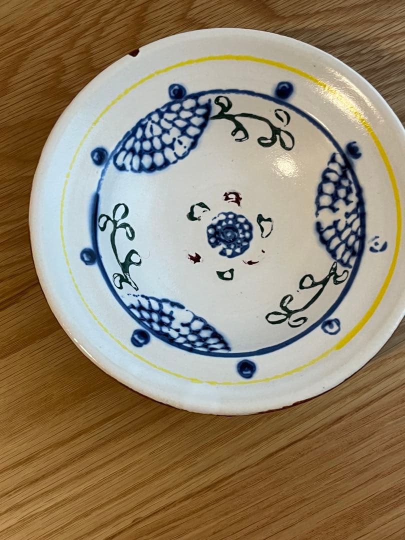 伊藤聡信　青と黄色の花模様の陶器ボウル