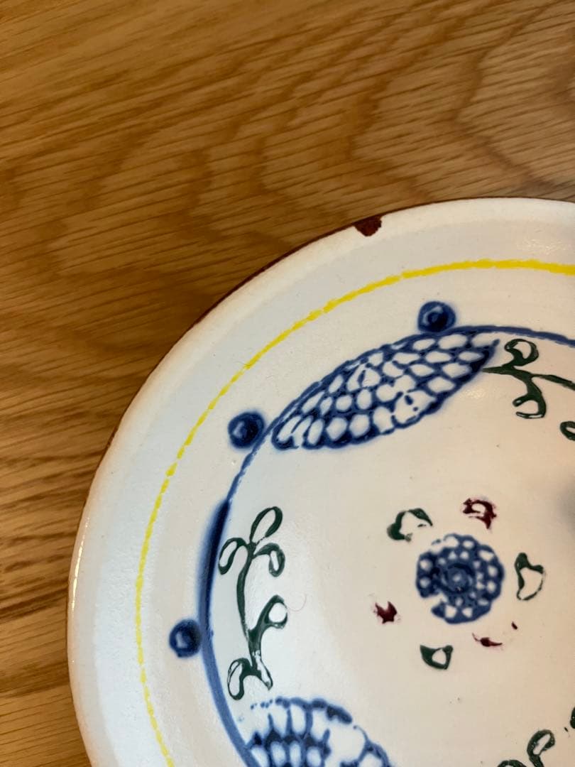 伊藤聡信　青と黄色の花模様の陶器ボウル