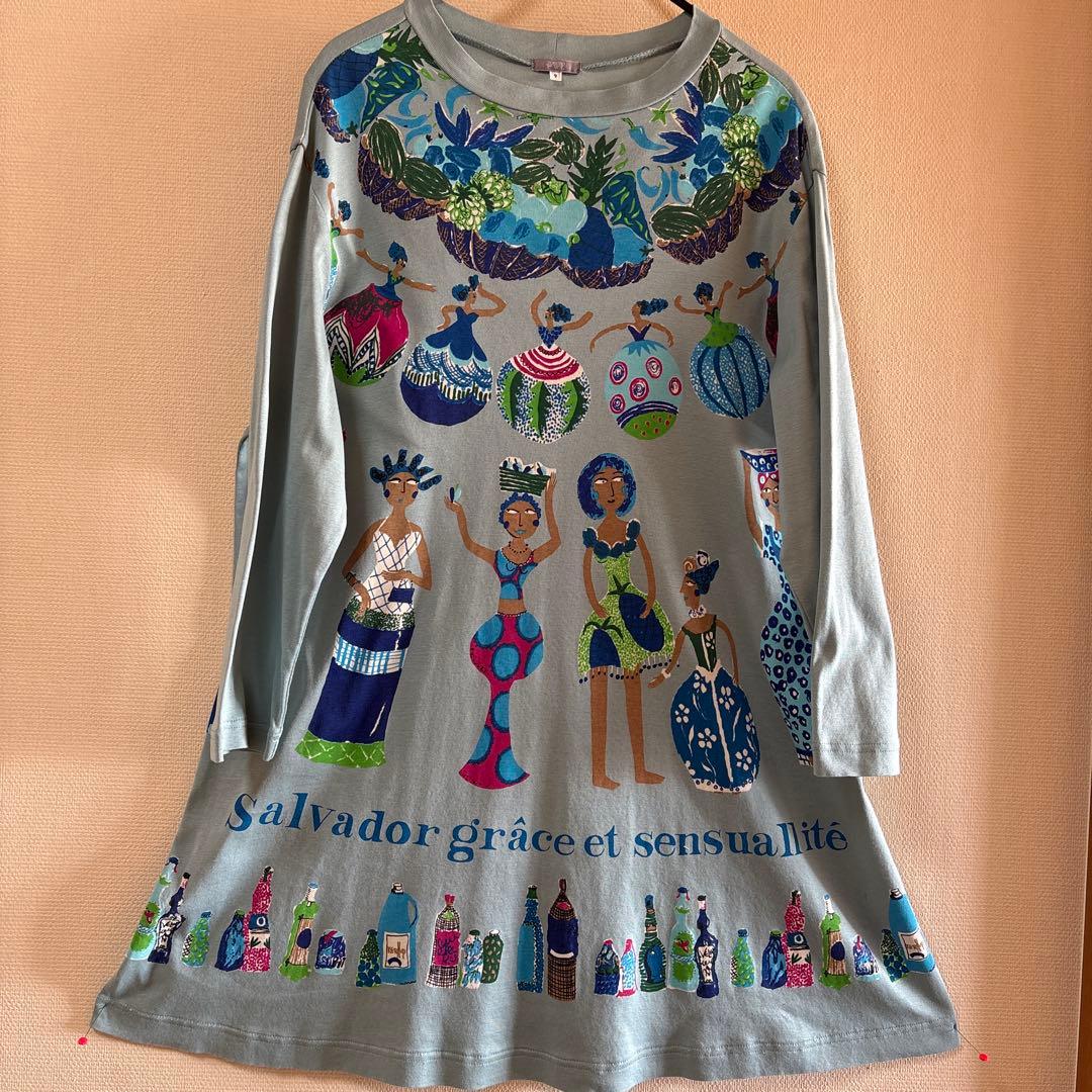 【未使用に近い】✨薄いブルー地にユニークな柄で長袖チュニック綿100%❣️