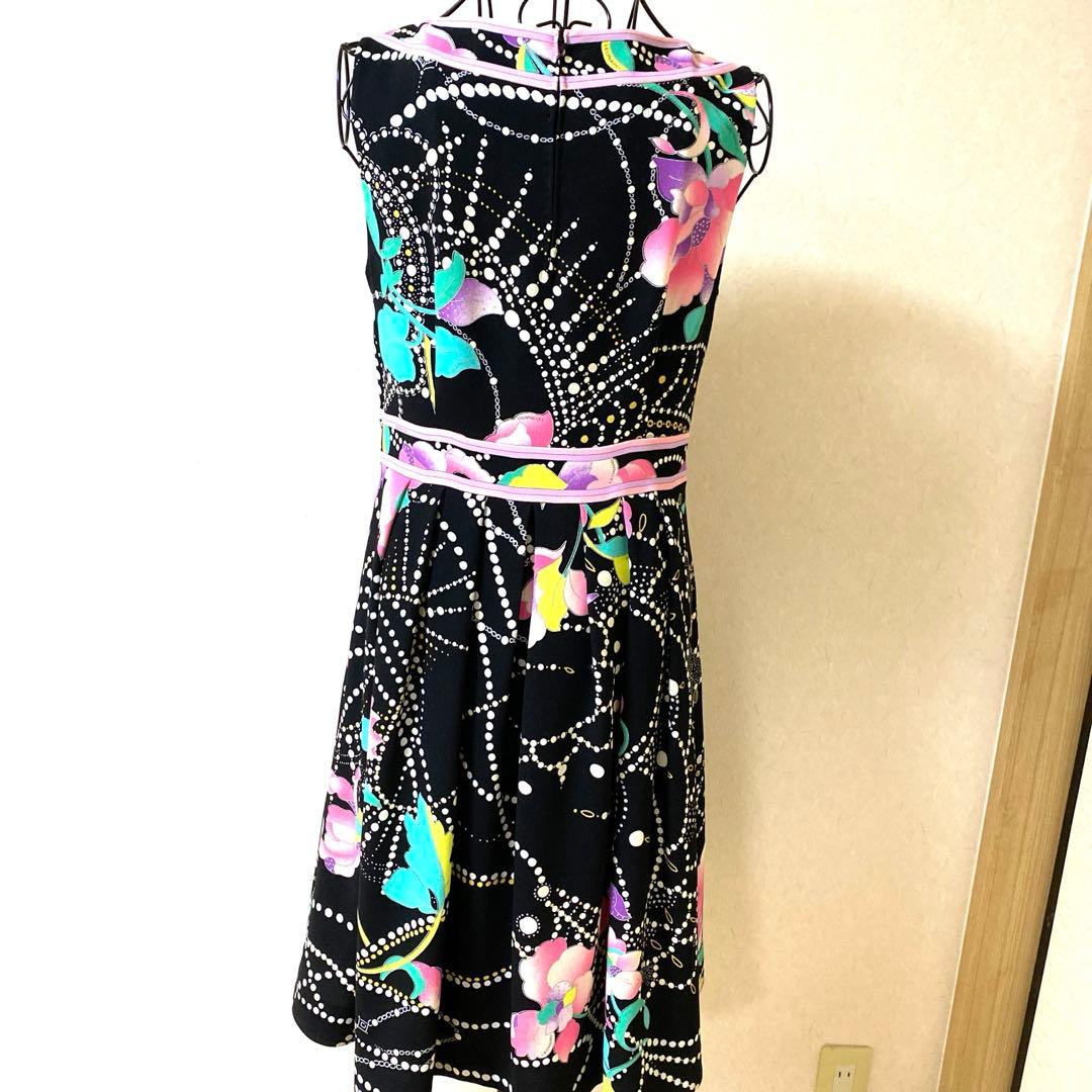 レオナール・黒地に美しい花柄とパールプリント のワンピース４０ ✨最終価格✨