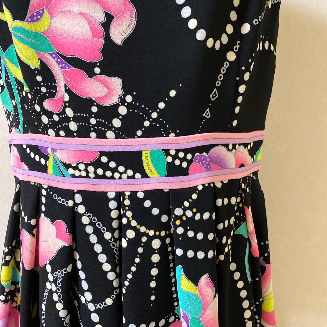 レオナール・黒地に美しい花柄とパールプリント のワンピース４０ ✨最終価格✨
