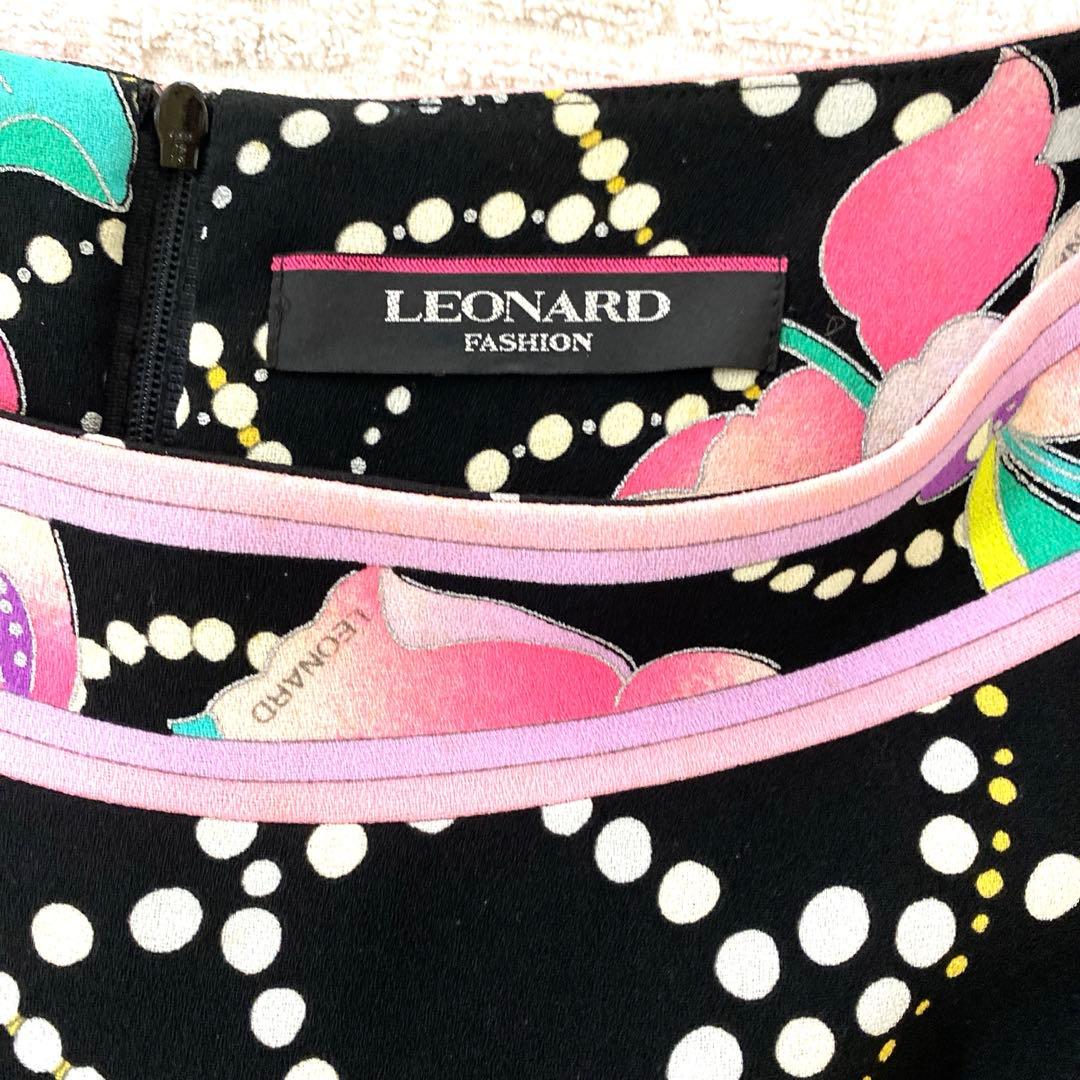 レオナール・黒地に美しい花柄とパールプリント のワンピース４０ ✨最終価格✨