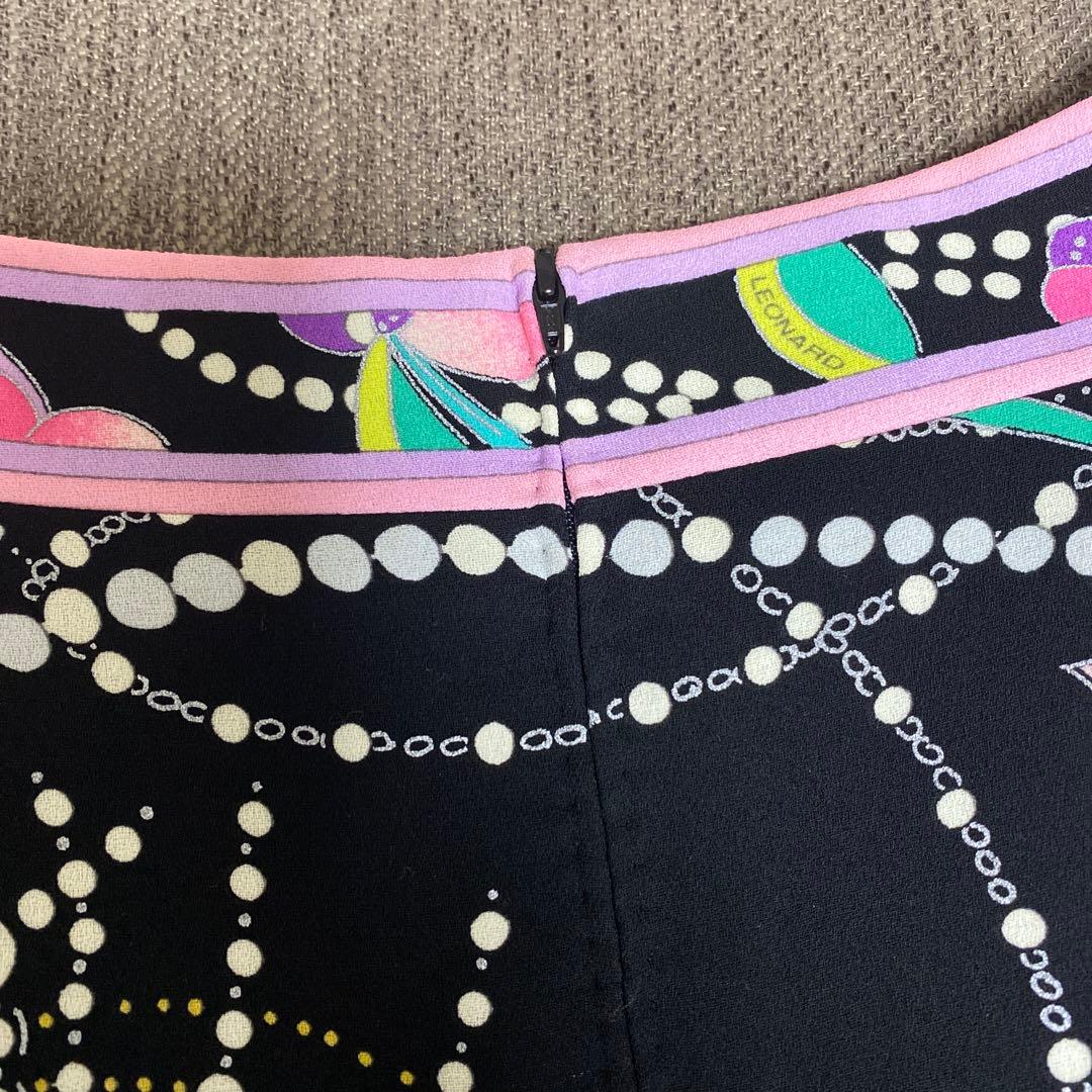 レオナール・黒地に美しい花柄とパールプリント のワンピース４０ ✨最終価格✨