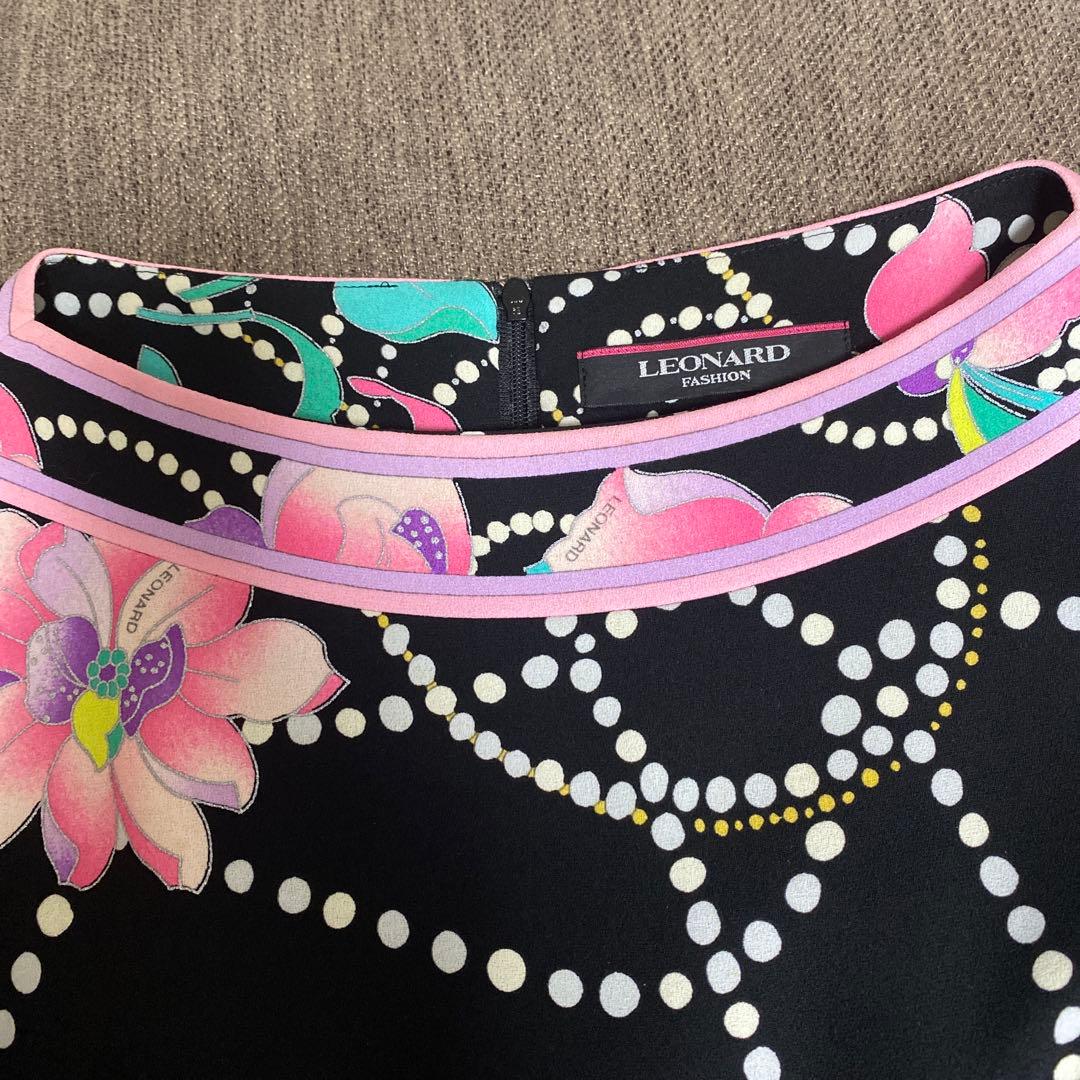 レオナール・黒地に美しい花柄とパールプリント のワンピース４０ ✨最終価格✨