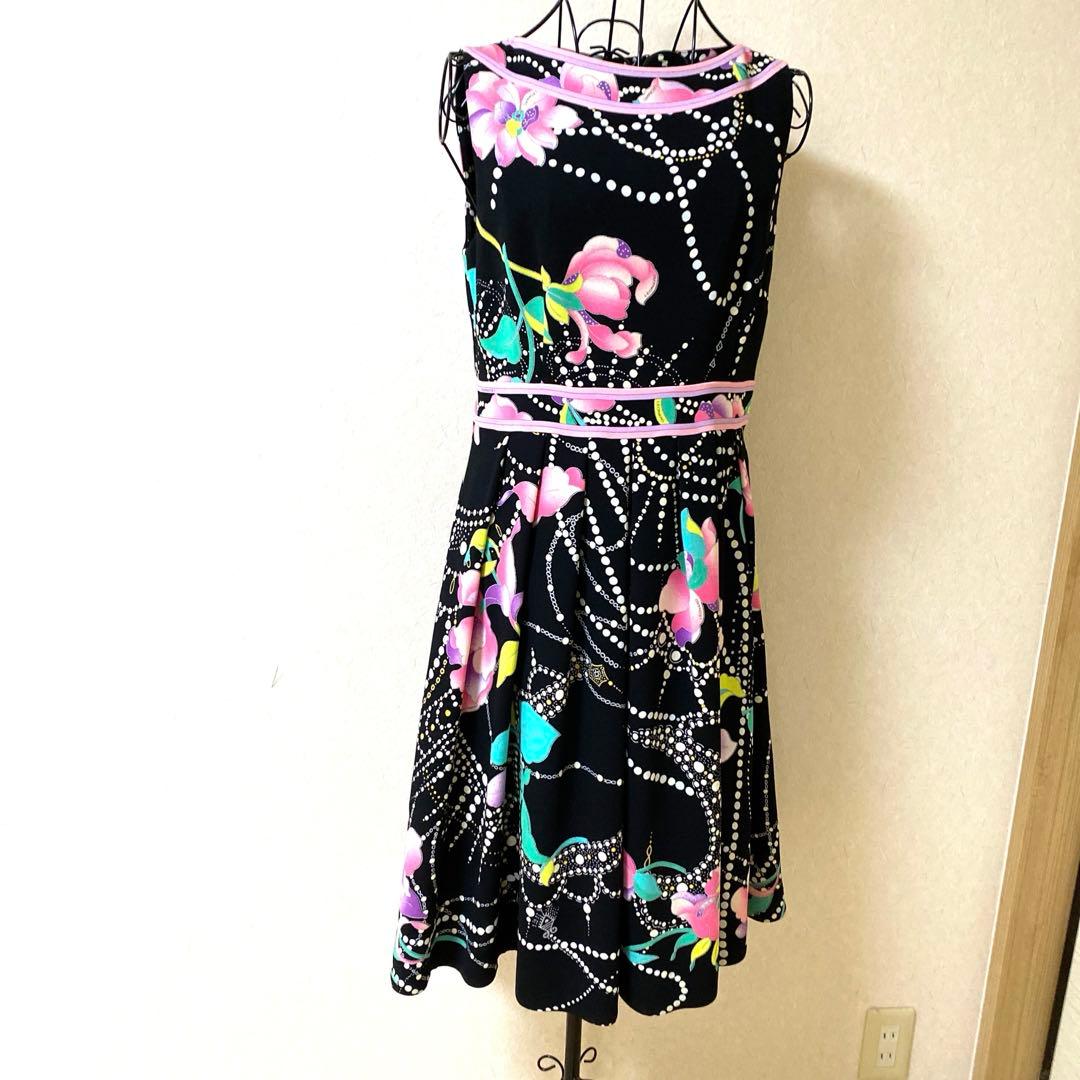 レオナール・黒地に美しい花柄とパールプリント のワンピース４０ ✨最終価格✨