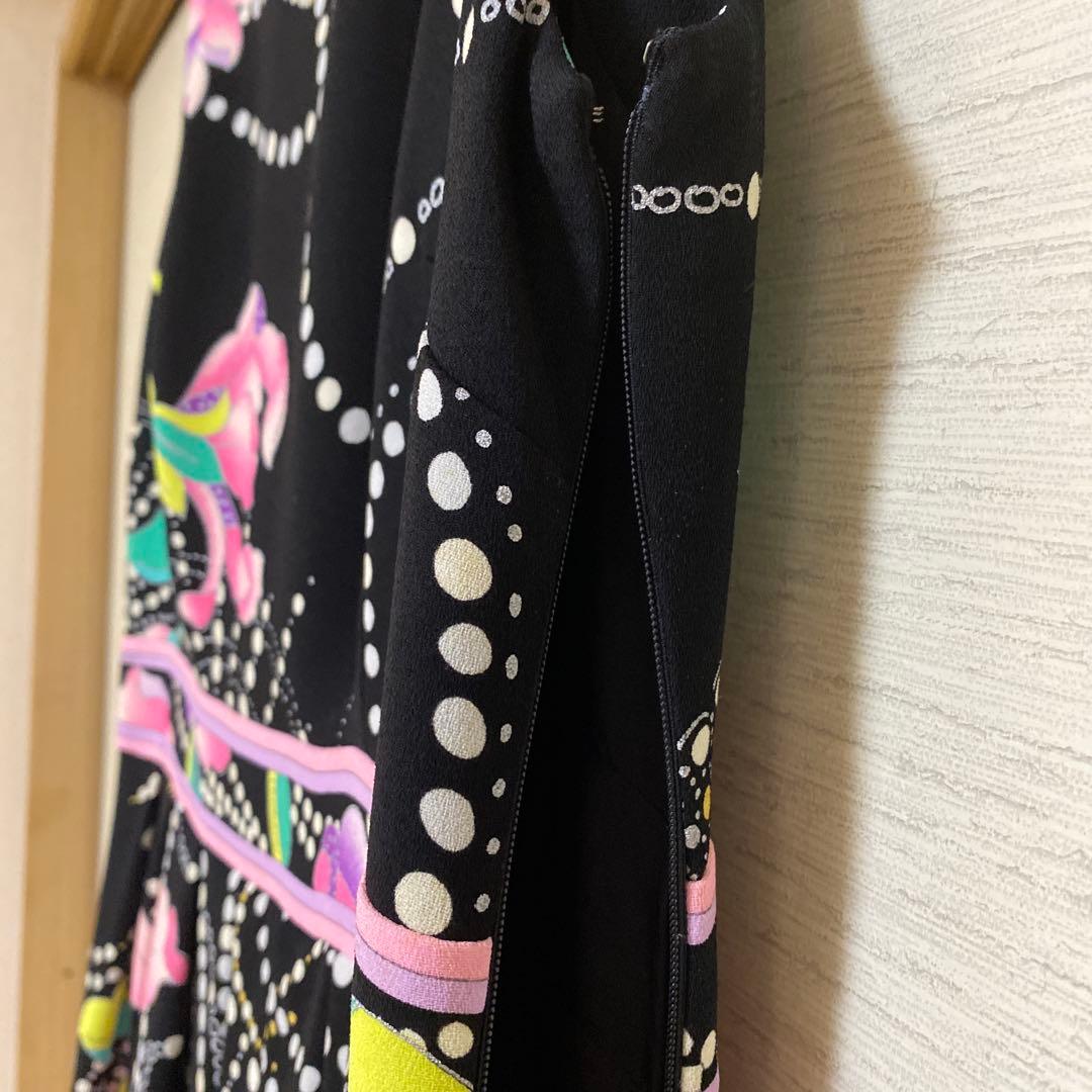 レオナール・黒地に美しい花柄とパールプリント のワンピース４０ ✨最終価格✨