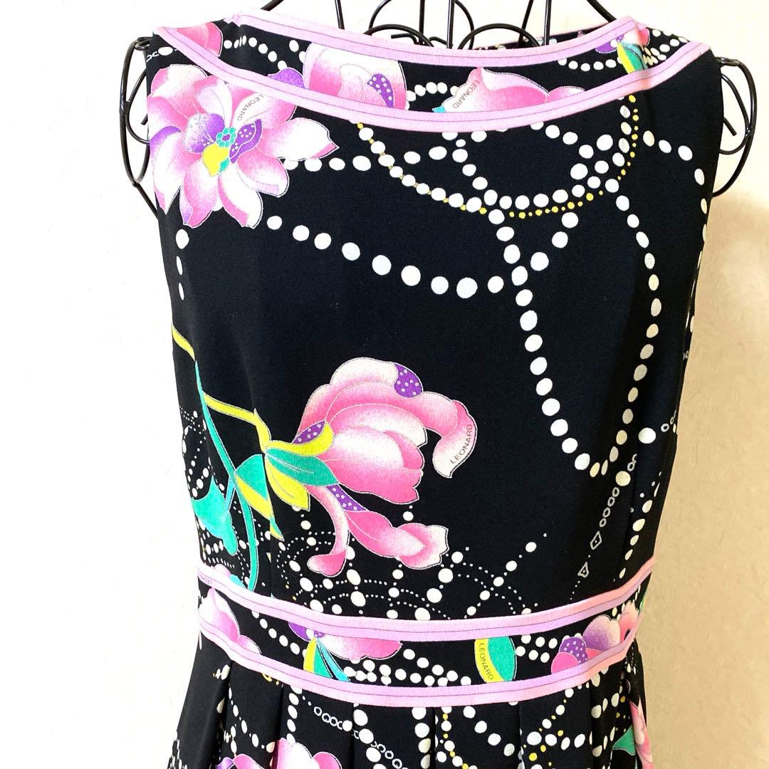 レオナール・黒地に美しい花柄とパールプリント のワンピース４０ ✨最終価格✨