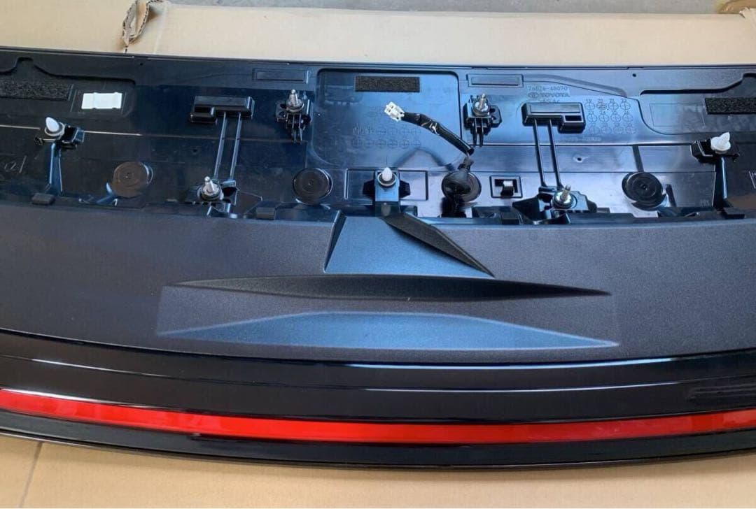 ハリアー　８０　８５　純正　ルーフスポイラー　Ｚグレード　中古　２１９