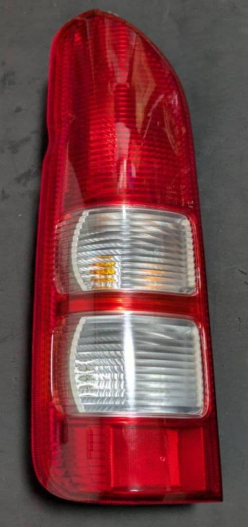 【新車外し】200系 ハイエース 7型 純正 テールランプ 左側(助手席側)