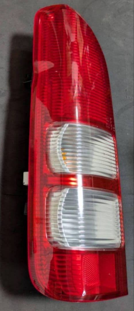 【新車外し】200系 ハイエース 7型 純正 テールランプ 左側(助手席側)