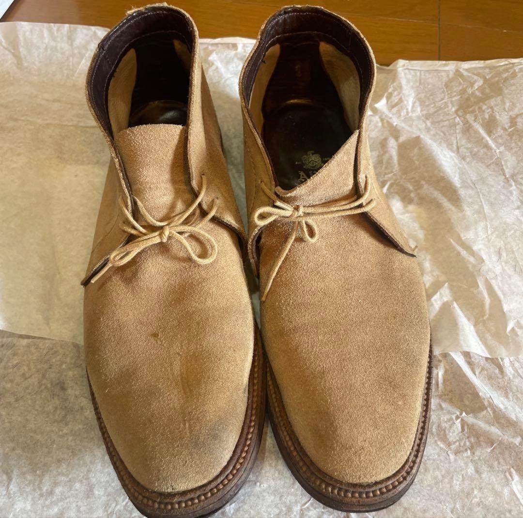 Alden ベージュ スエード チャッカブーツ