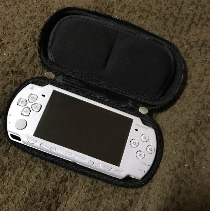 PSP-2000本体、ソフト11本付き