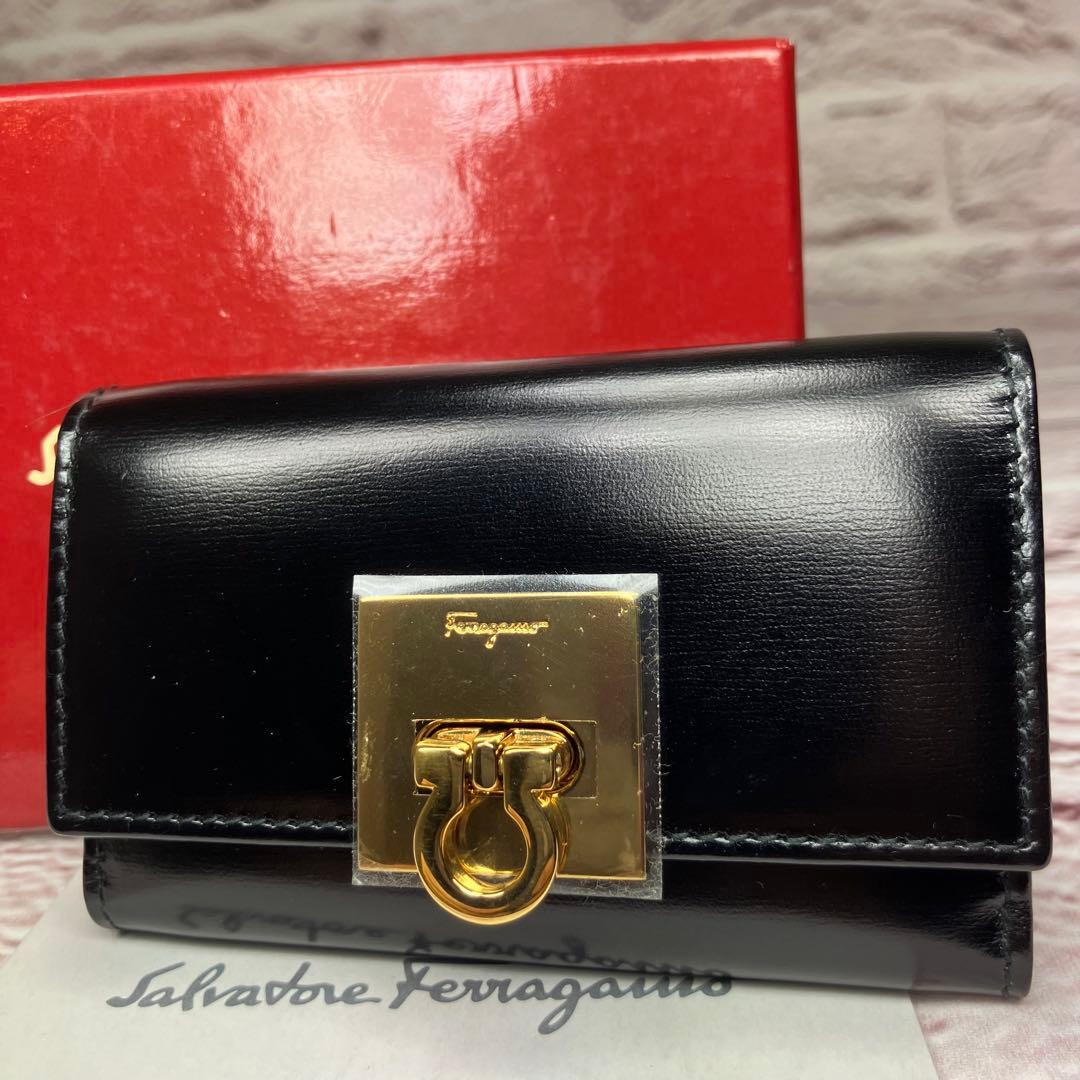 新品・未使用✨フェラガモ ガンチーニ ゴールド金具 ロゴ刻印 レザー キーケース