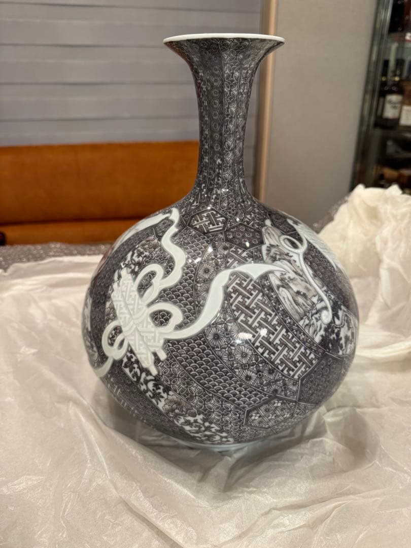 中尾龍純　作⭐︎染付黒マロン地文宝彫⭐︎染龍窯　花瓶　有田焼