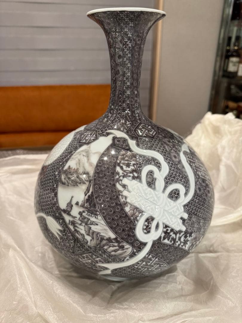 中尾龍純　作⭐︎染付黒マロン地文宝彫⭐︎染龍窯　花瓶　有田焼