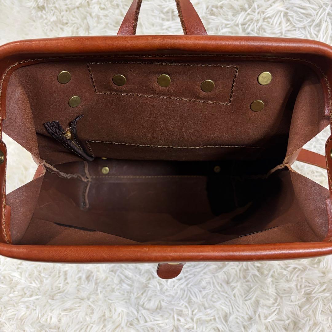 ヘルツ ラックスリュック ヌメ革 ゴールド金具 チャーム 自立 A4可ブラウン