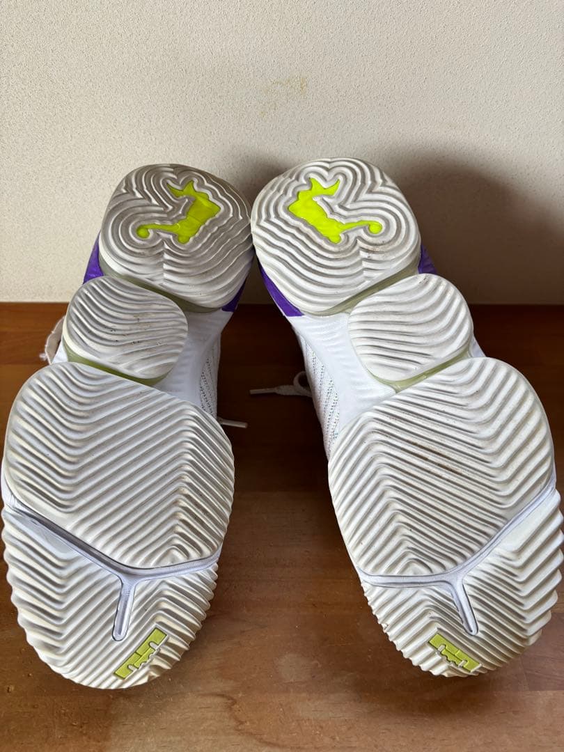 ホワイト バスケットボールシューズ