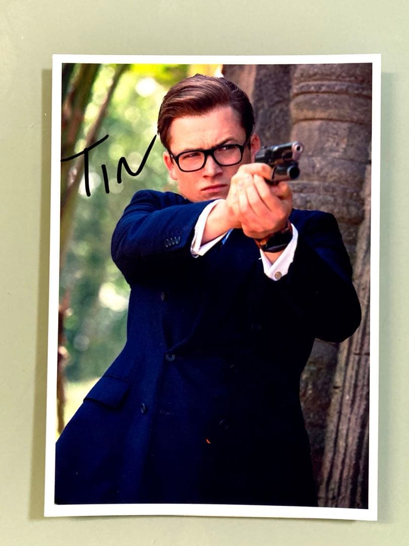 セール中…タロン・エガートン直筆サイン入り2Lサイズ写真…