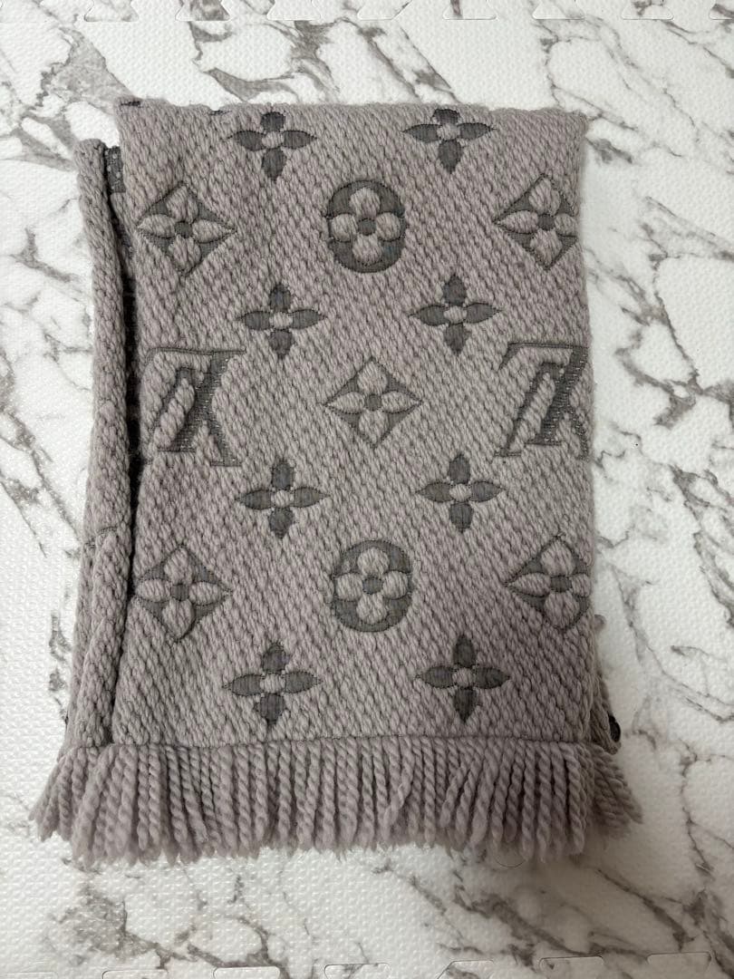 ありさLouis Vuitton グレー マフラー モノグラム