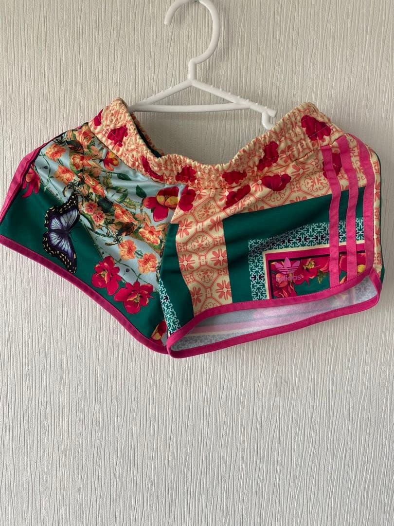 adidas オリジナルス 花柄ピンク