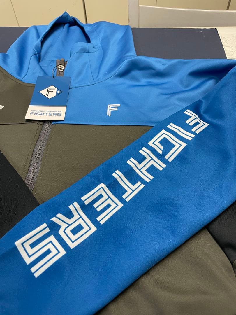 日本ハムファイターズフード付きジャケットと野球ボール、鎌ケ谷タオルセット