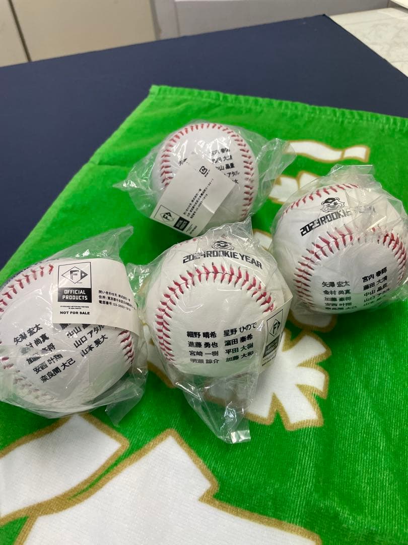 日本ハムファイターズフード付きジャケットと野球ボール、鎌ケ谷タオルセット