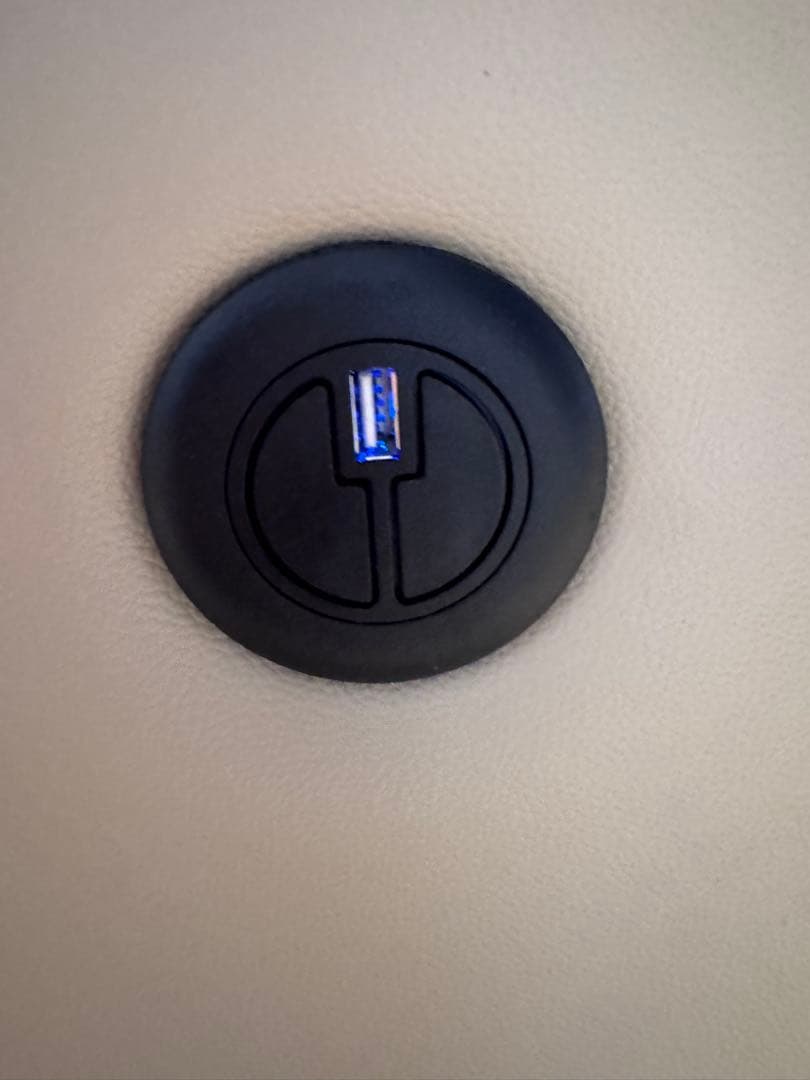 リクライニング機能付きライトベージュソファ