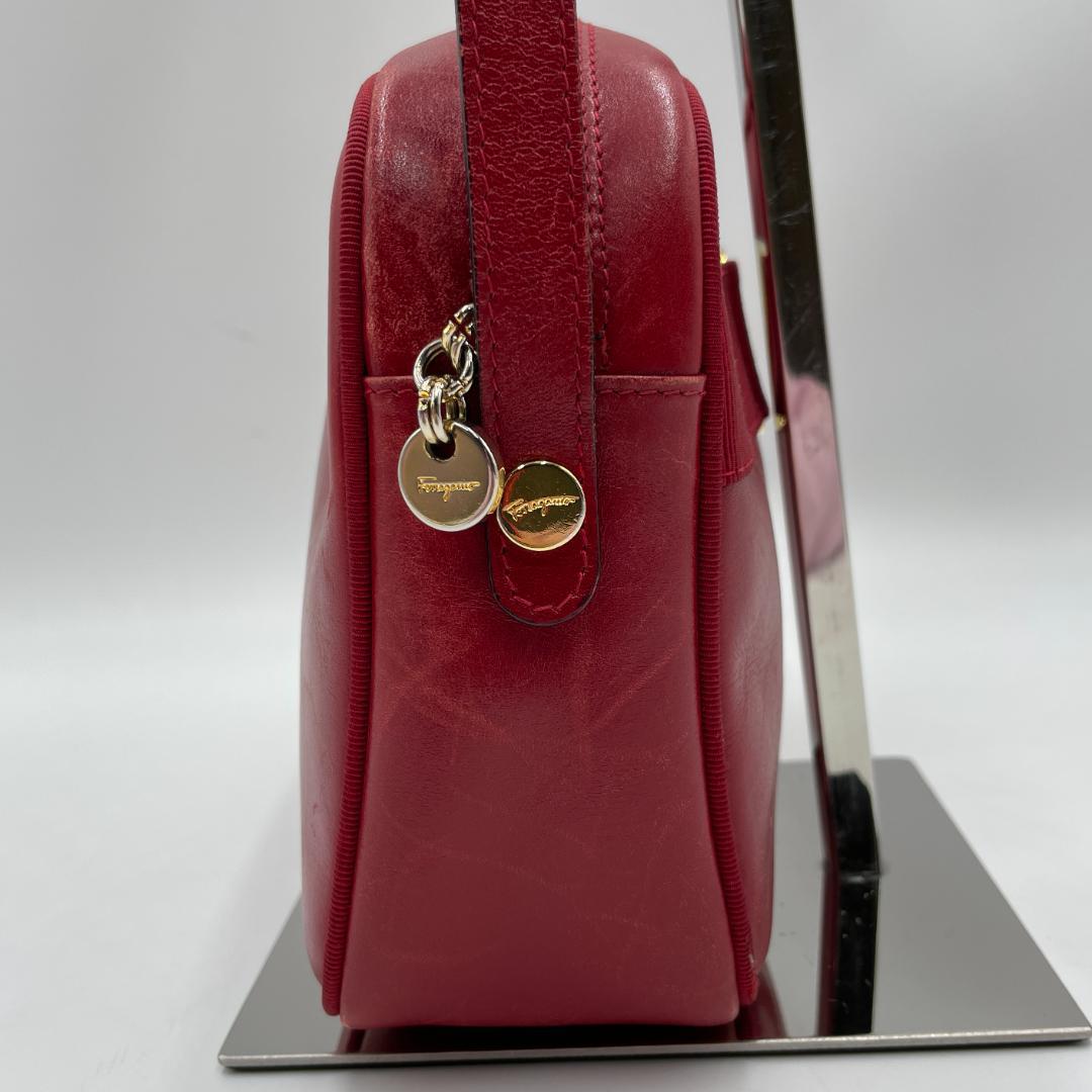 良品 Ferragamo ショルダーバッグ レザー レッド ヴァラリボン
