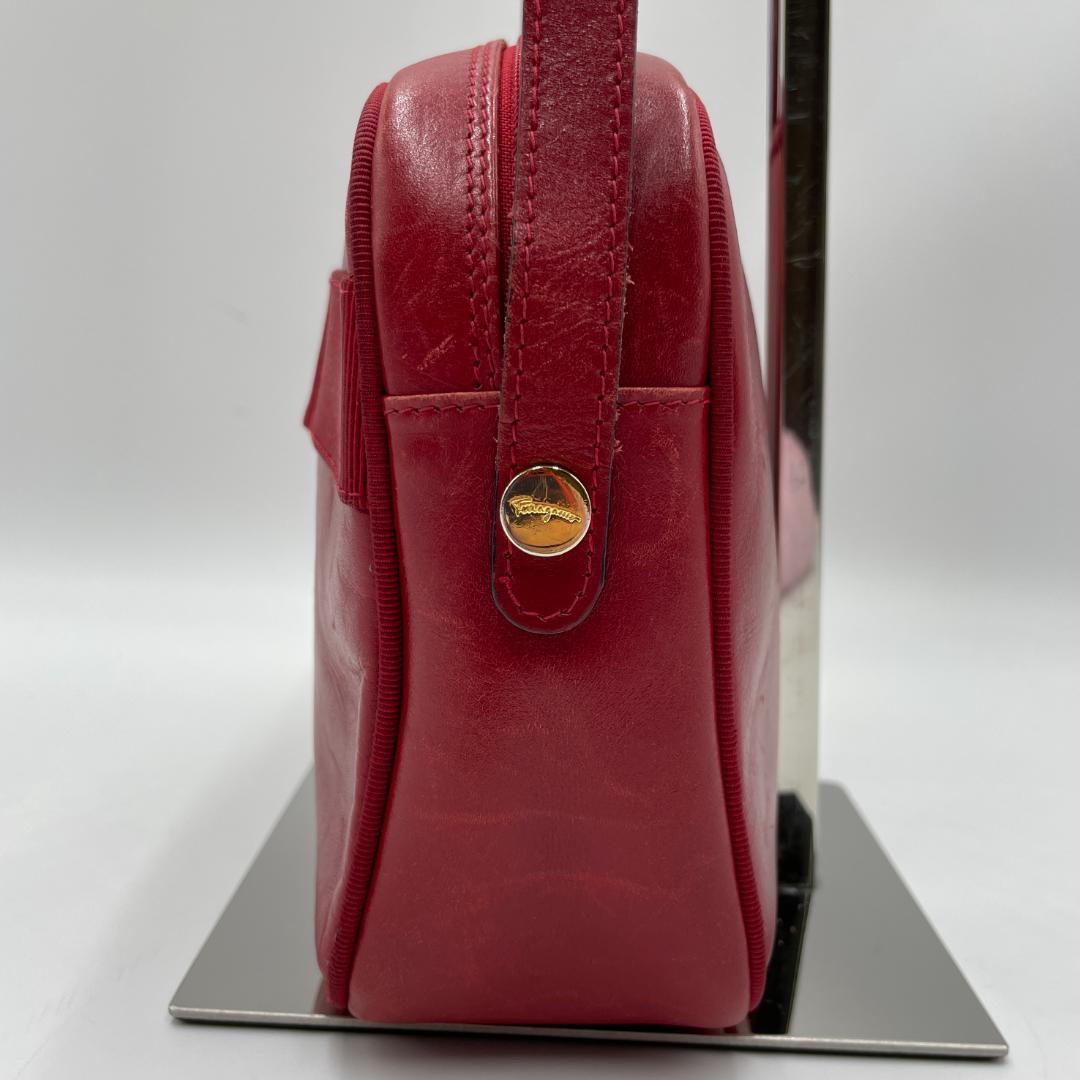 良品 Ferragamo ショルダーバッグ レザー レッド ヴァラリボン